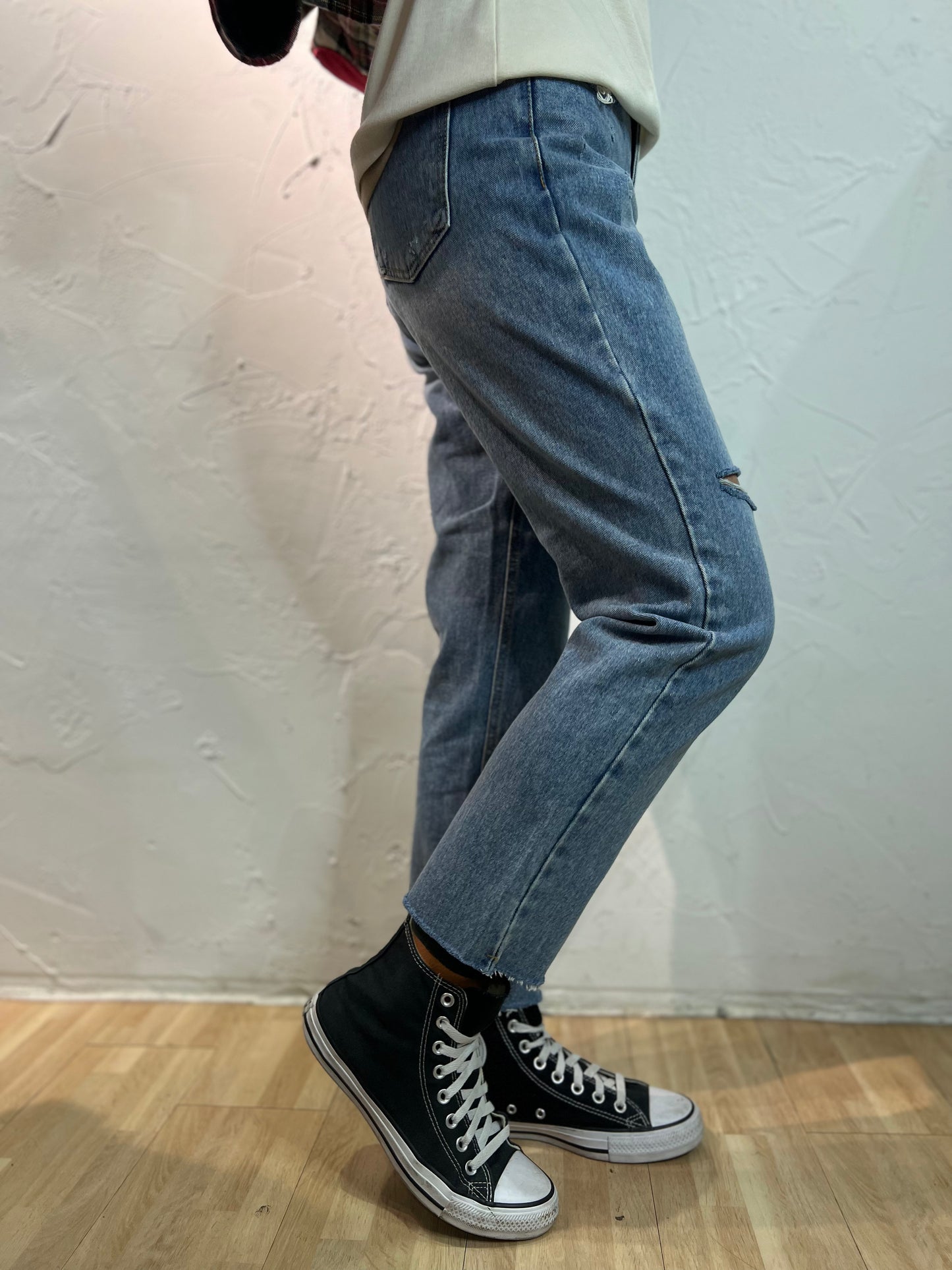 破洞修身牛仔褲
