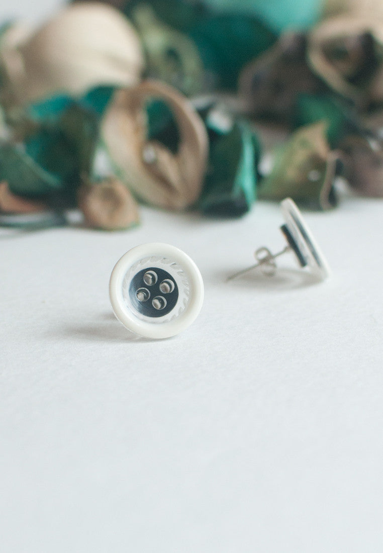 White Button Earrings - sanwaitsai
