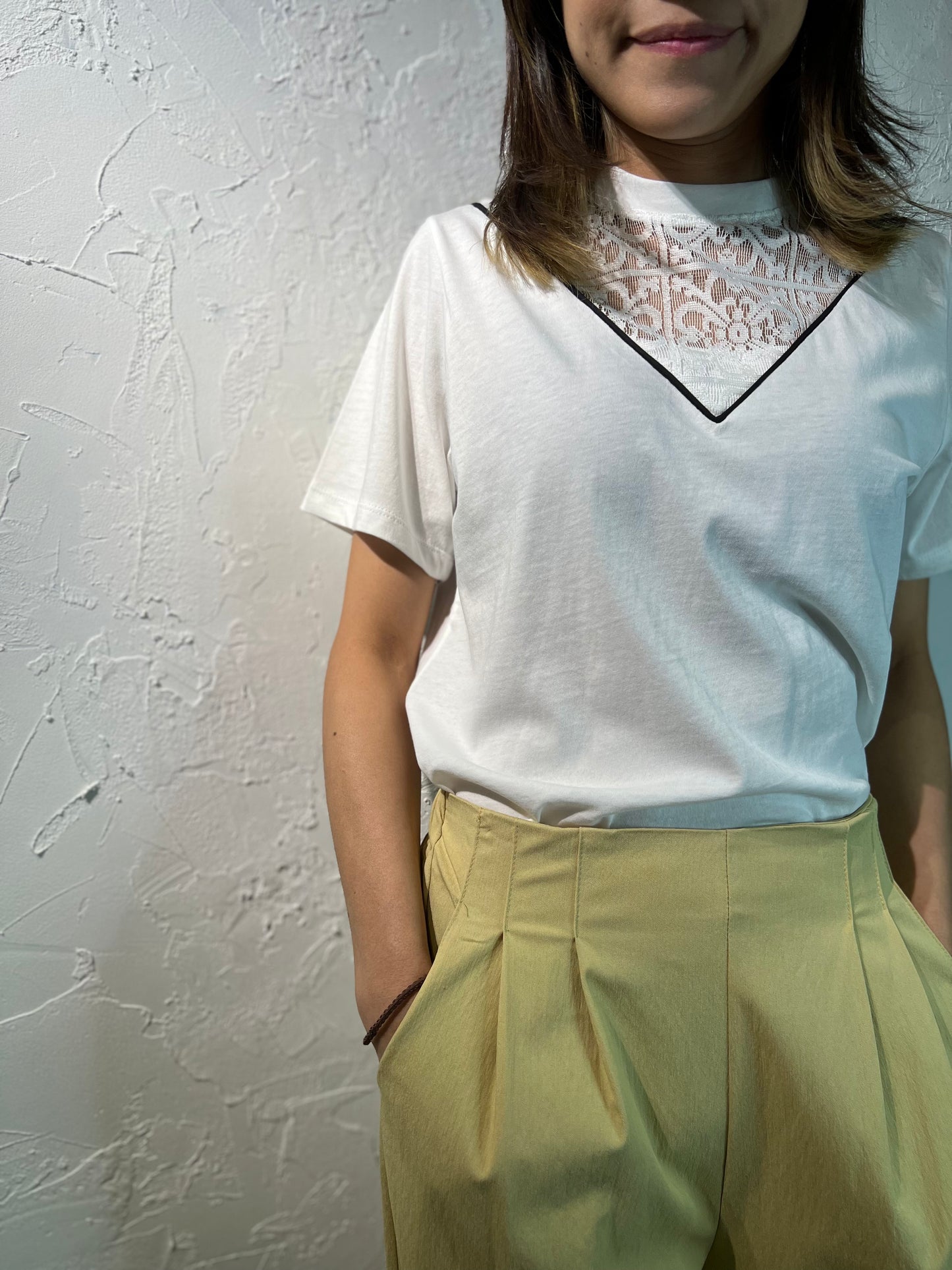 刺繡V領上衣