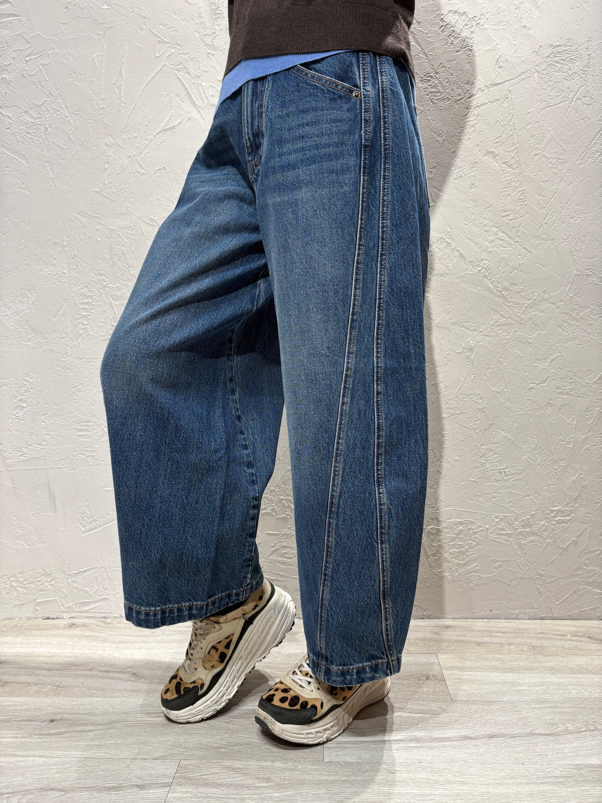 Washed Curved Jeans