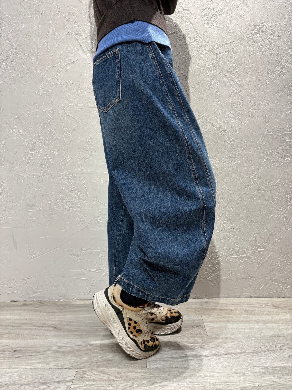 Washed Curved Jeans