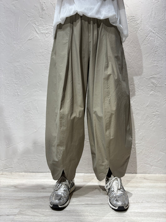 Hem Curved Cut Pants