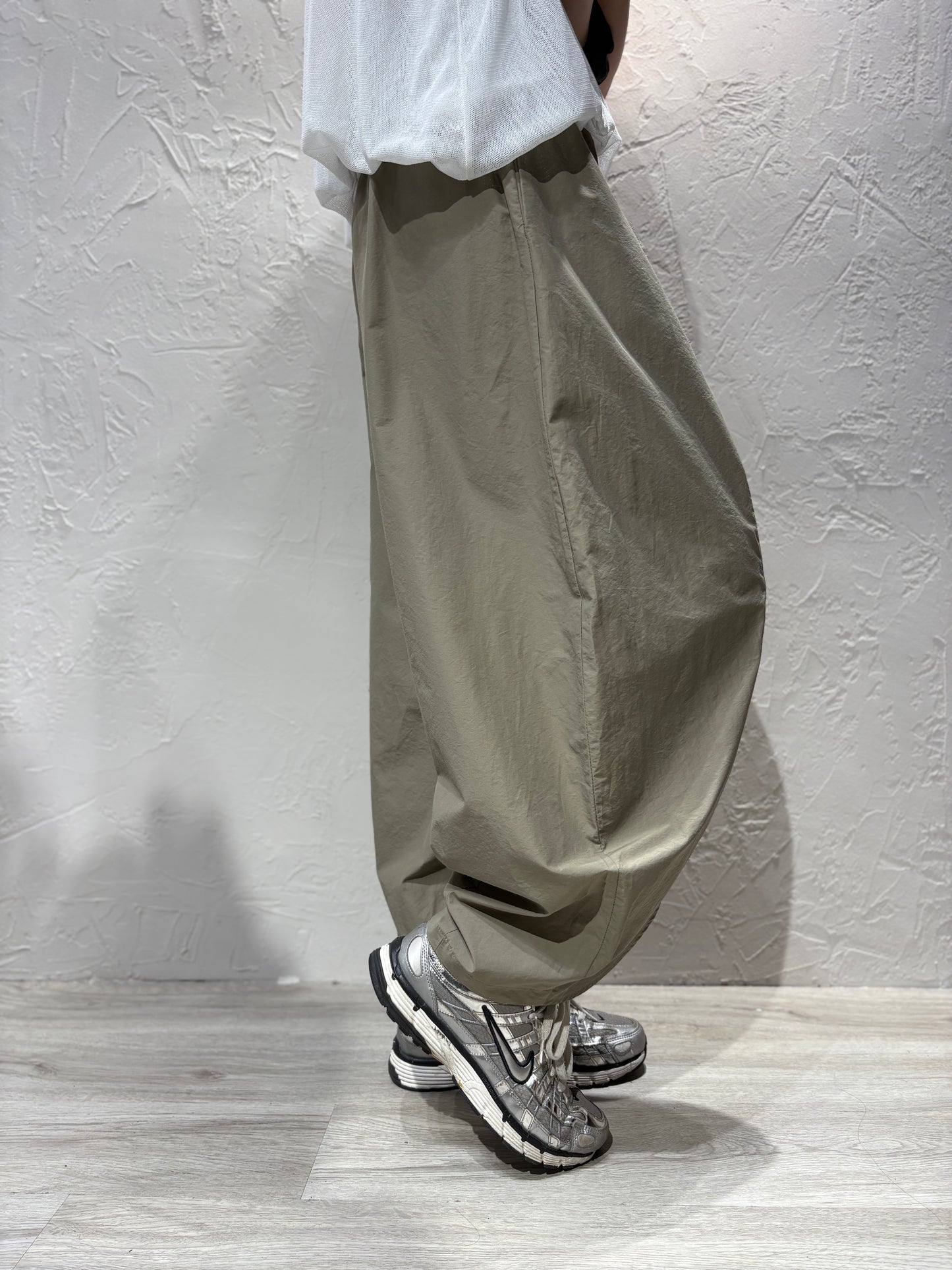 Hem Curved Cut Pants