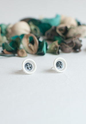 White Button Earrings - sanwaitsai
